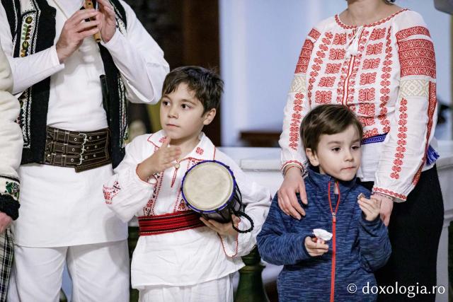 (Foto) Grupul Noi și Vechi – Colindători la Reședința Mitropolitană 2024