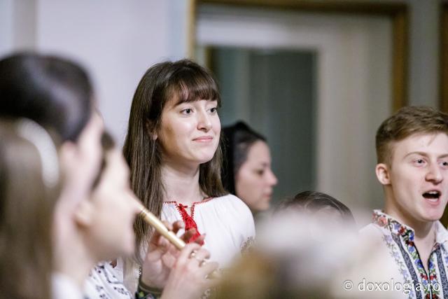 (Foto) Grupul Noi și Vechi – Colindători la Reședința Mitropolitană 2024