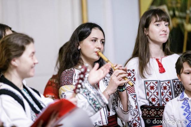 (Foto) Grupul Noi și Vechi – Colindători la Reședința Mitropolitană 2024