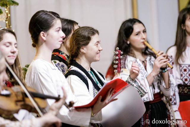 (Foto) Grupul Noi și Vechi – Colindători la Reședința Mitropolitană 2024