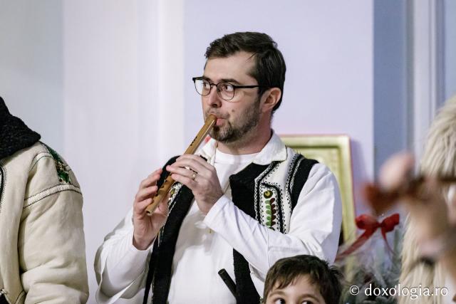 (Foto) Grupul Noi și Vechi – Colindători la Reședința Mitropolitană 2024