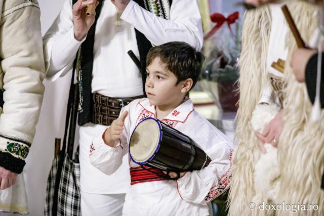 (Foto) Grupul Noi și Vechi – Colindători la Reședința Mitropolitană 2024