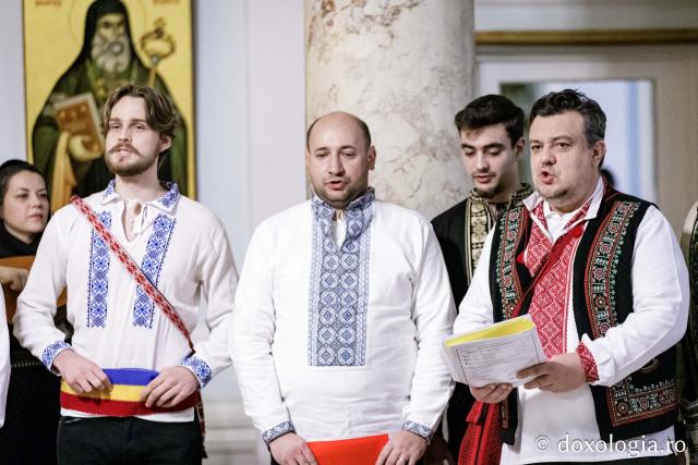 (Foto) Grupul Noi și Vechi – Colindători la Reședința Mitropolitană 2024