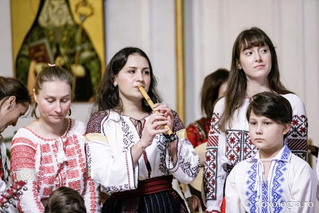 (Foto) Grupul Noi și Vechi – Colindători la Reședința Mitropolitană 2024