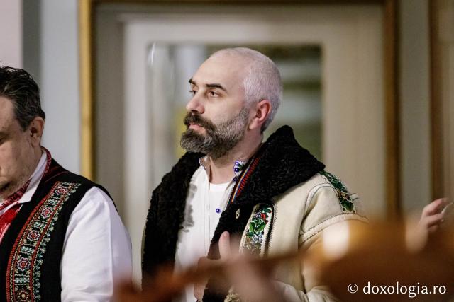 (Foto) Grupul Noi și Vechi – Colindători la Reședința Mitropolitană 2024