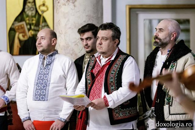 (Foto) Grupul Noi și Vechi – Colindători la Reședința Mitropolitană 2024