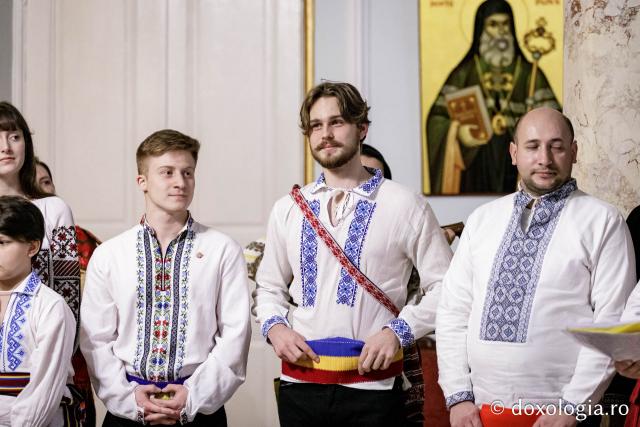 (Foto) Grupul Noi și Vechi – Colindători la Reședința Mitropolitană 2024