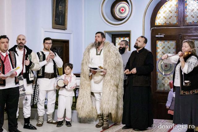 (Foto) Grupul Noi și Vechi – Colindători la Reședința Mitropolitană 2024