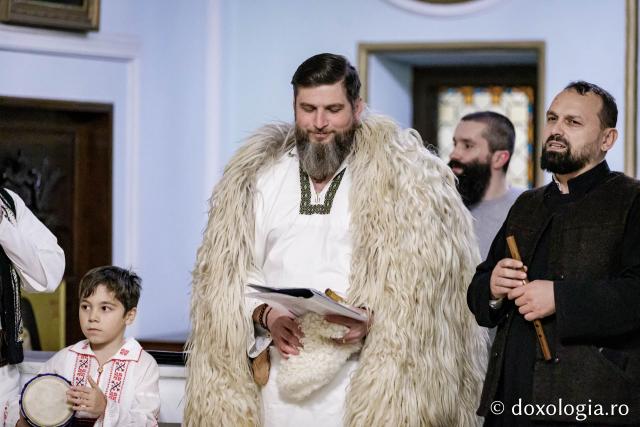 (Foto) Grupul Noi și Vechi – Colindători la Reședința Mitropolitană 2024