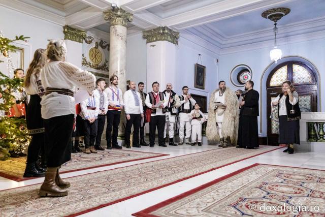 (Foto) Grupul Noi și Vechi – Colindători la Reședința Mitropolitană 2024