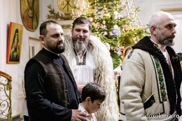 (Foto) Grupul Noi și Vechi – Colindători la Reședința Mitropolitană 2024
