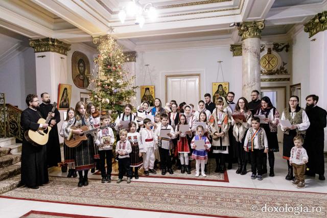 (Foto) Diaconii catedralei mitropolitane – Colindători la Reședința Mitropolitană 2024