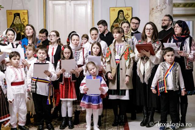 (Foto) Diaconii catedralei mitropolitane – Colindători la Reședința Mitropolitană 2024