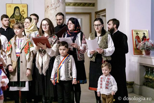 (Foto) Diaconii catedralei mitropolitane – Colindători la Reședința Mitropolitană 2024