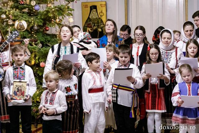 (Foto) Diaconii catedralei mitropolitane – Colindători la Reședința Mitropolitană 2024