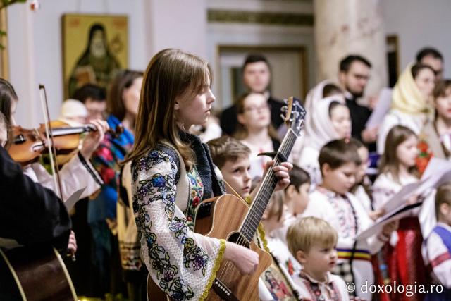 (Foto) Diaconii catedralei mitropolitane – Colindători la Reședința Mitropolitană 2024