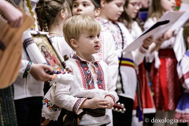 (Foto) Diaconii catedralei mitropolitane – Colindători la Reședința Mitropolitană 2024