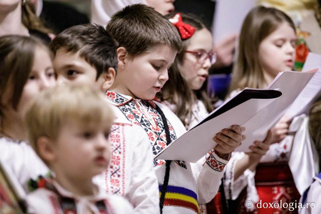 (Foto) Diaconii catedralei mitropolitane – Colindători la Reședința Mitropolitană 2024
