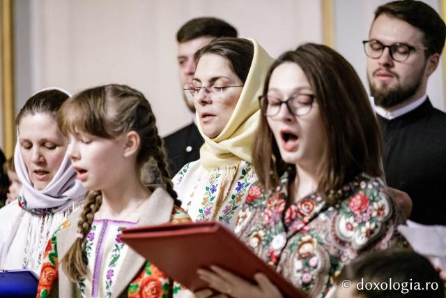 (Foto) Diaconii catedralei mitropolitane – Colindători la Reședința Mitropolitană 2024
