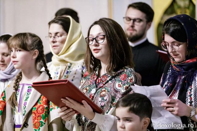 (Foto) Diaconii catedralei mitropolitane – Colindători la Reședința Mitropolitană 2024