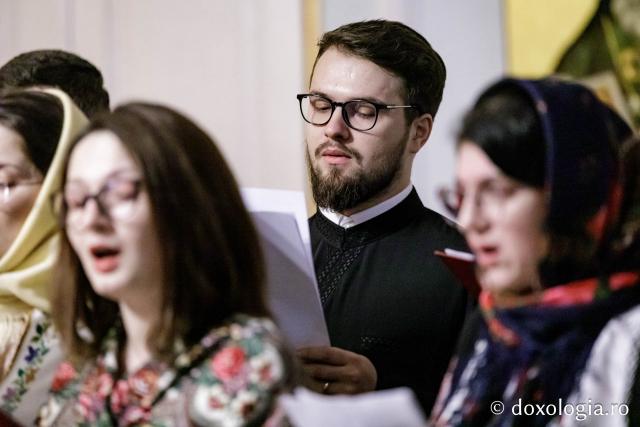 (Foto) Diaconii catedralei mitropolitane – Colindători la Reședința Mitropolitană 2024