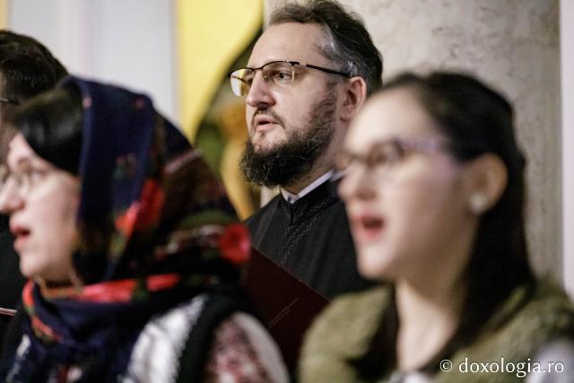 (Foto) Diaconii catedralei mitropolitane – Colindători la Reședința Mitropolitană 2024