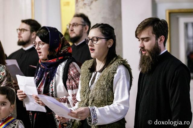 (Foto) Diaconii catedralei mitropolitane – Colindători la Reședința Mitropolitană 2024
