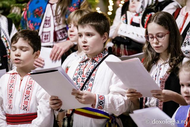 (Foto) Diaconii catedralei mitropolitane – Colindători la Reședința Mitropolitană 2024