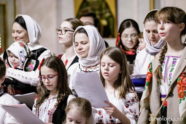 (Foto) Diaconii catedralei mitropolitane – Colindători la Reședința Mitropolitană 2024