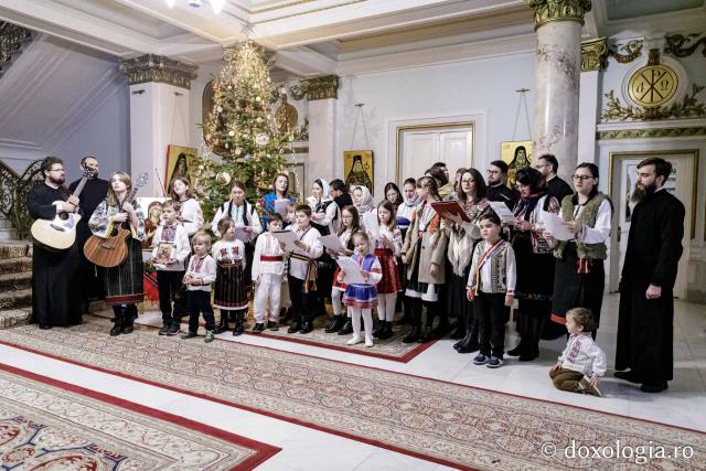 (Foto) Diaconii catedralei mitropolitane – Colindători la Reședința Mitropolitană 2024