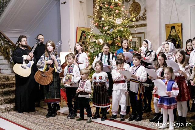 (Foto) Diaconii catedralei mitropolitane – Colindători la Reședința Mitropolitană 2024