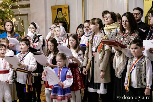 (Foto) Diaconii catedralei mitropolitane – Colindători la Reședința Mitropolitană 2024