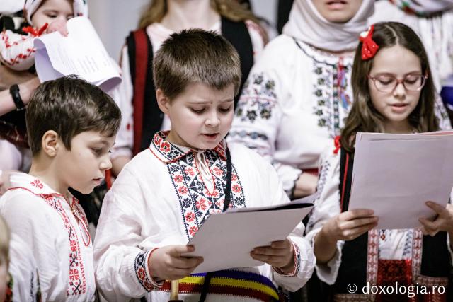 (Foto) Diaconii catedralei mitropolitane – Colindători la Reședința Mitropolitană 2024