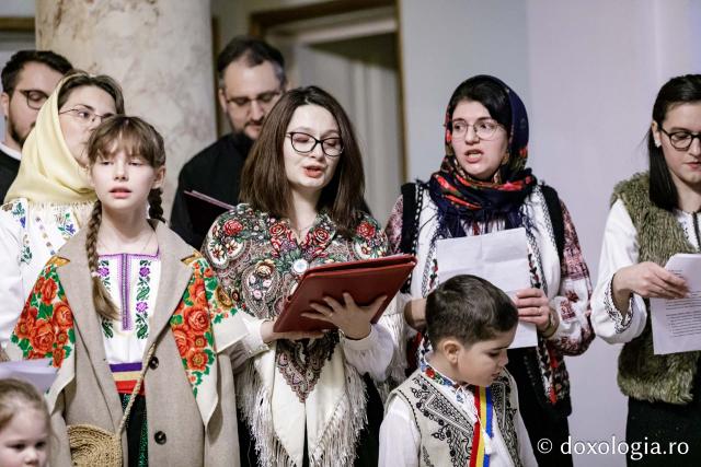 (Foto) Diaconii catedralei mitropolitane – Colindători la Reședința Mitropolitană 2024