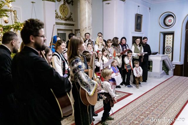 (Foto) Diaconii catedralei mitropolitane – Colindători la Reședința Mitropolitană 2024