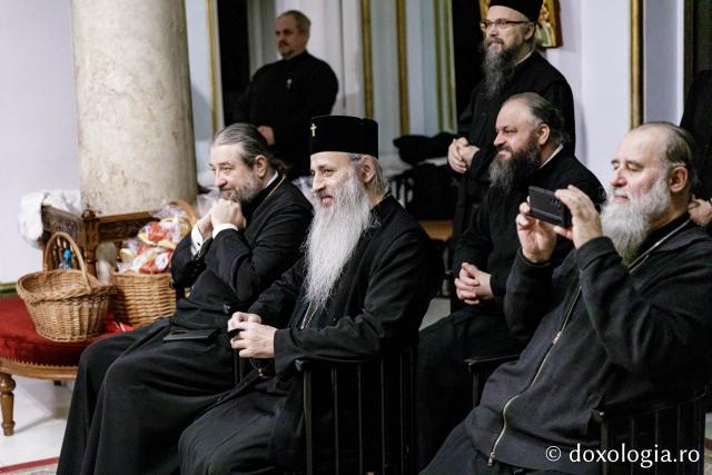 (Foto) Diaconii catedralei mitropolitane – Colindători la Reședința Mitropolitană 2024