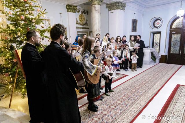 (Foto) Diaconii catedralei mitropolitane – Colindători la Reședința Mitropolitană 2024