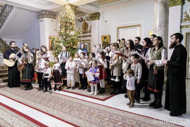 (Foto) Diaconii catedralei mitropolitane – Colindători la Reședința Mitropolitană 2024