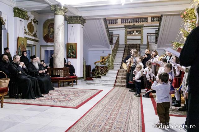 (Foto) Diaconii catedralei mitropolitane – Colindători la Reședința Mitropolitană 2024