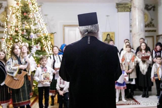 (Foto) Diaconii catedralei mitropolitane – Colindători la Reședința Mitropolitană 2024