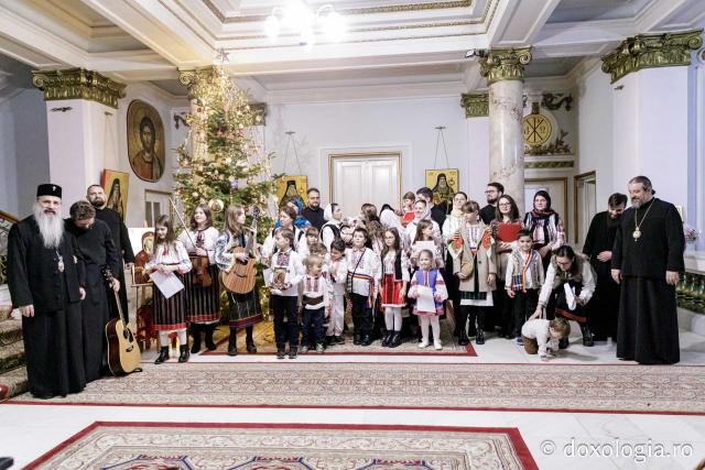 (Foto) Diaconii catedralei mitropolitane – Colindători la Reședința Mitropolitană 2024