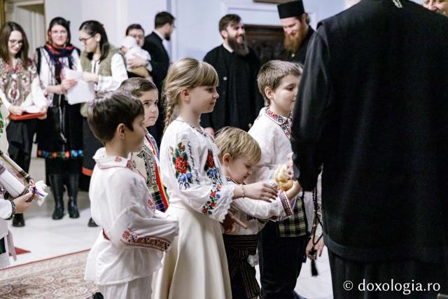 (Foto) Diaconii catedralei mitropolitane – Colindători la Reședința Mitropolitană 2024