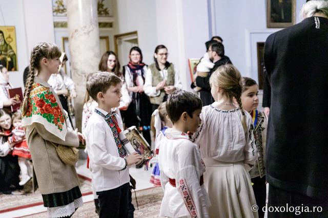 (Foto) Diaconii catedralei mitropolitane – Colindători la Reședința Mitropolitană 2024