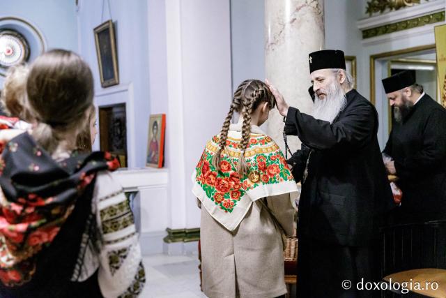 (Foto) Diaconii catedralei mitropolitane – Colindători la Reședința Mitropolitană 2024