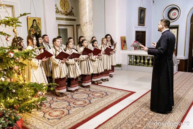 (Foto) Corul „Sf. Ier. Nicolae”, Parohia Bâcu – Colindători la Reședința Mitropolitană 2024