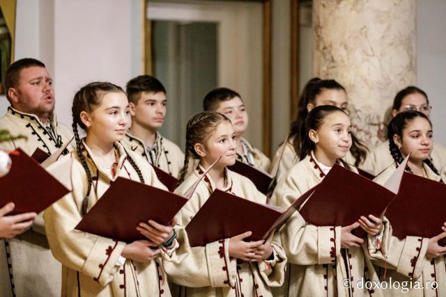 (Foto) Corul „Sf. Ier. Nicolae”, Parohia Bâcu – Colindători la Reședința Mitropolitană 2024