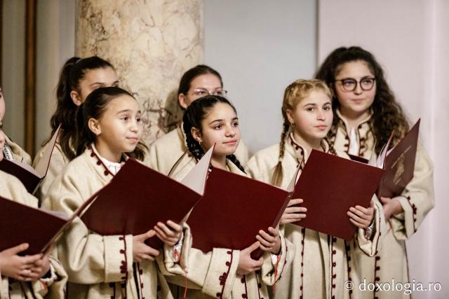 (Foto) Corul „Sf. Ier. Nicolae”, Parohia Bâcu – Colindători la Reședința Mitropolitană 2024