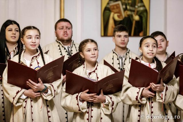 (Foto) Corul „Sf. Ier. Nicolae”, Parohia Bâcu – Colindători la Reședința Mitropolitană 2024