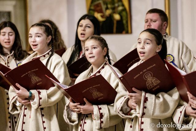 (Foto) Corul „Sf. Ier. Nicolae”, Parohia Bâcu – Colindători la Reședința Mitropolitană 2024