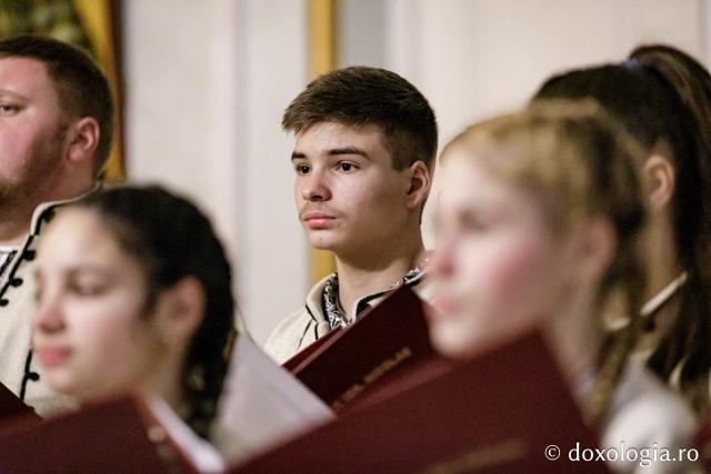 (Foto) Corul „Sf. Ier. Nicolae”, Parohia Bâcu – Colindători la Reședința Mitropolitană 2024
